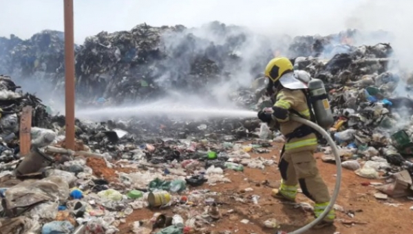Aterro de inertes de Cruzeiro do Sul sofre com mais de 12 horas de incêndio; bombeiros estão no local